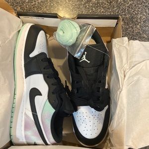 NWT Jordan 1 low SE tie dye woman’s 7 youth 5.5